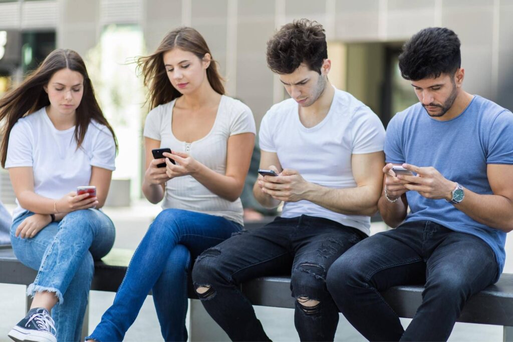 Social, rapporte aux adolescents de l'UE, pour près d'une demi-utilisation problématique, il y a 10 ans, c'était 38%