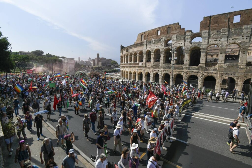 À Rome, des milliers dans le carré contre le réarmement. Conte: "Il y a un peuple qui dit non"