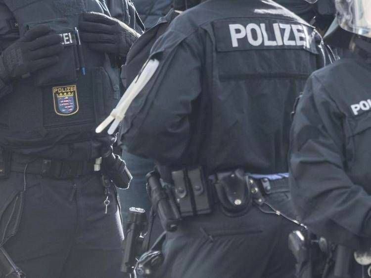 Allemagne, une femme poignardant et blesse deux passants - à Monaco: décédé après que la police a tiré