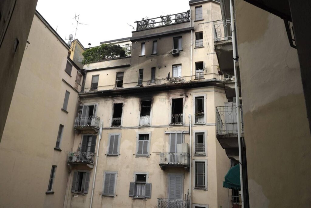Feu à Milan, Donna se lance du cinquième étage et meurt: crie avant les flammes