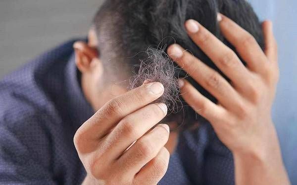 Le dermatologue: "Avec des inconvénients de la région d'alopécie et des coûts élevés, des directives rajeunissantes"