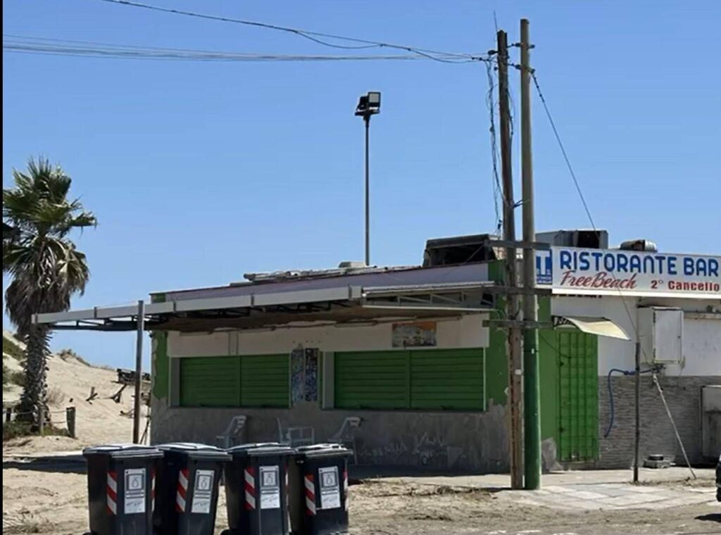 Aux portes des kiosques et des salles de bains d'ostia encore fermées et des sauveteurs zéro