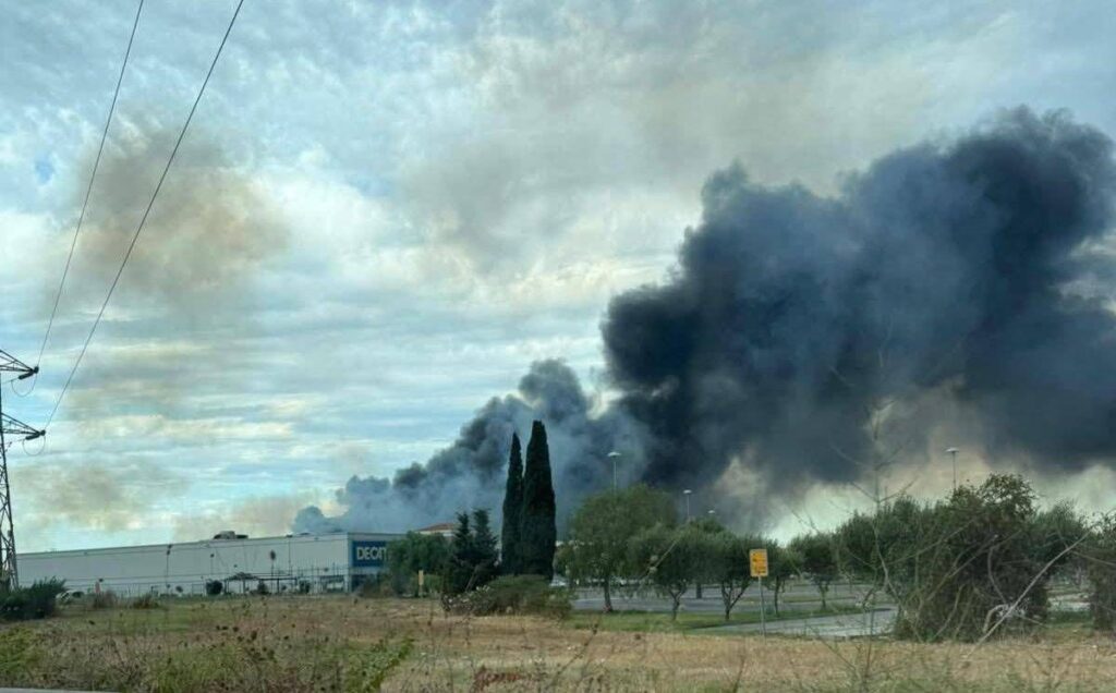 Fiimicino Fire, colonne de fumée noire