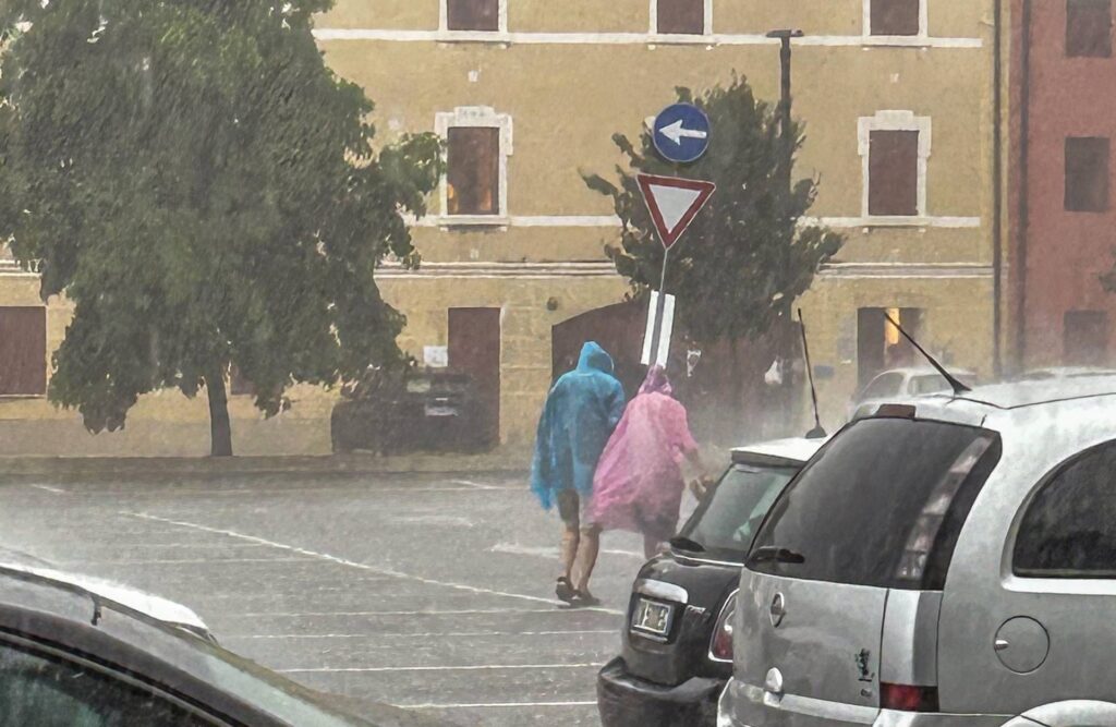 L'Italie a divisé entre la chaleur et le mauvais temps, alerte dans 12 régions. Les rues inondées à Naples, bombe à eau à Bacoli