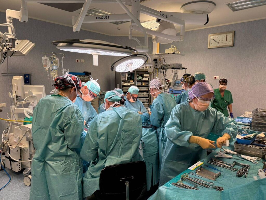 Tumeurs, mâchoire reconstruite avec un os de jambe dans le milanais