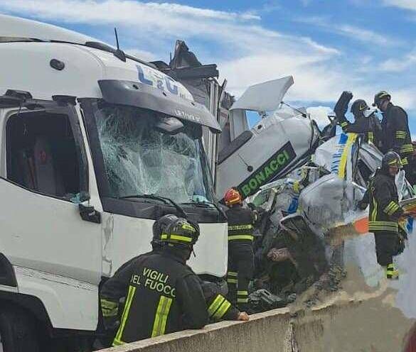 Accident sur A1, camion de saut de camion: trois décès sur une ambulance
