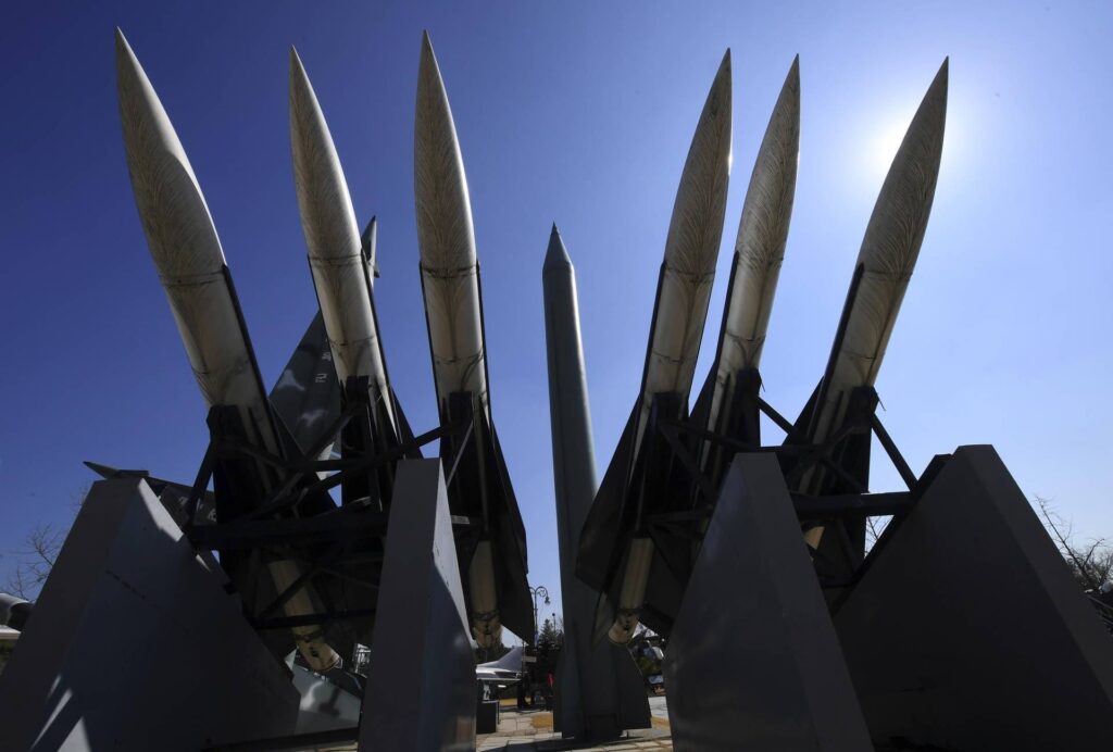 Corée du Nord, deux nouveaux missiles de défense aérienne testés