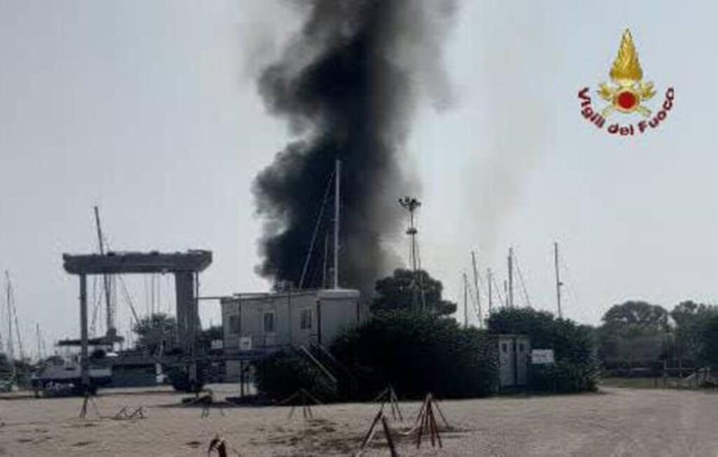Feu dans un retrait de bateaux à Ostie, haute colonne de fumée sur la côte romaine