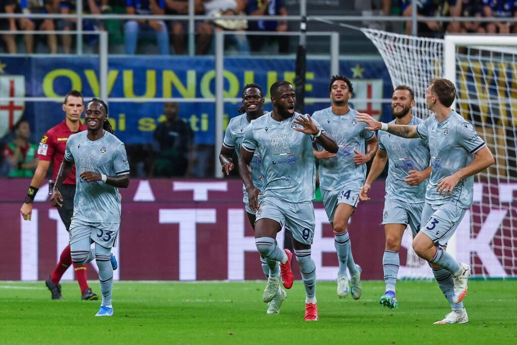 Inter-Udinais 1-2: Boule noir et blanc à San Siro avec Davis et attaque, premier knockout pour Chivu. Lazio-Verona 4-0