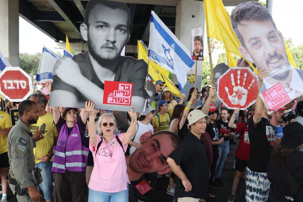 Israël, blocs et nouvelles protestations des proches des otages. Un Gaza "20 autres morts de l'aube"