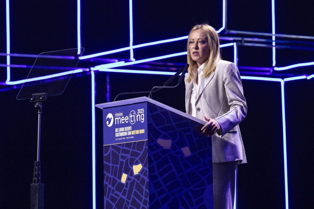 Meloni à Rimini: "Nous ne sommes plus les malades de l'Europe. La réaction Israël est allée au-delà"