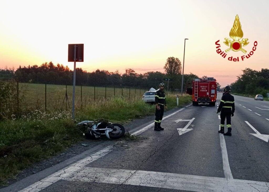 S'affronter entre les voitures et les motos dans les Milanais, un mort et un blessé