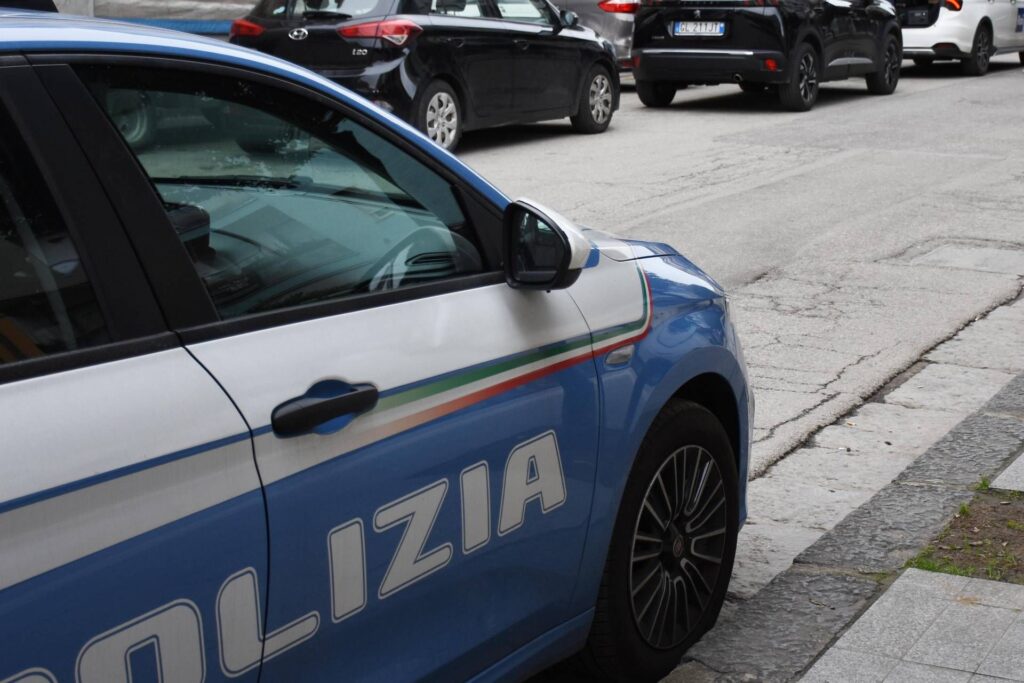 Bologne, ne s'arrêtez pas à Alt et Crash pendant la poursuite: 18 ans -old est mort