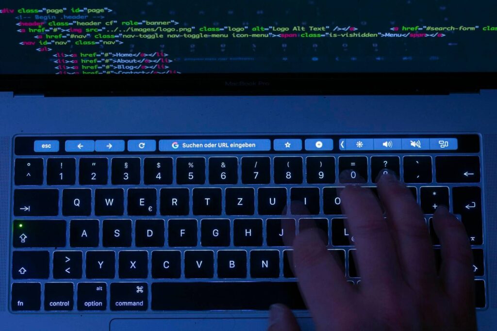 Caméras piratées, site découvert qui vend des vidéos chaudes directes et privées: 150 d'Italie
