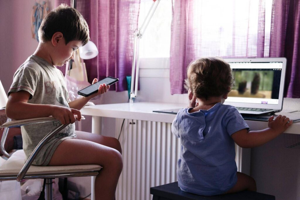 De la cuisine à la chambre, à la maison les risques invisibles pour le souffle des enfants