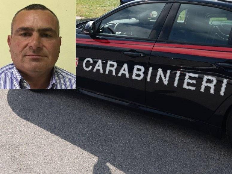 Fémicide à Bénévent, une femme tuée avec des traits en pierre: son mari a cherché à travers l'Italie