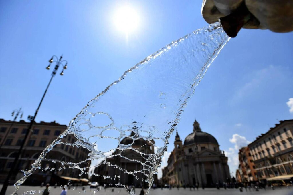 L'été n'est pas terminé, augmente à chaud mais la tempête d'automne se cache