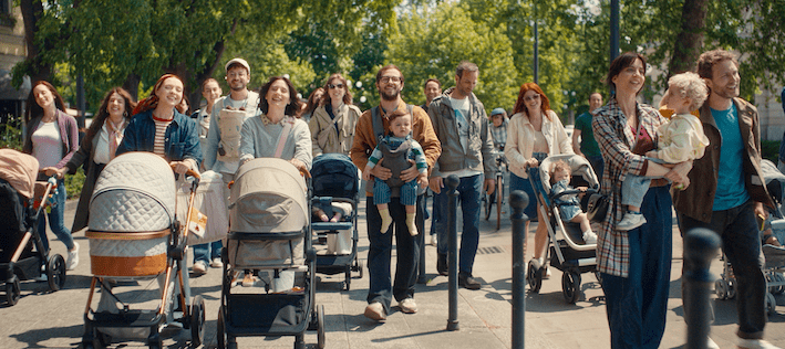 Le projet Pampers Village est en cours, le réseau de soutien dédié aux parents et aux garçons et aux filles