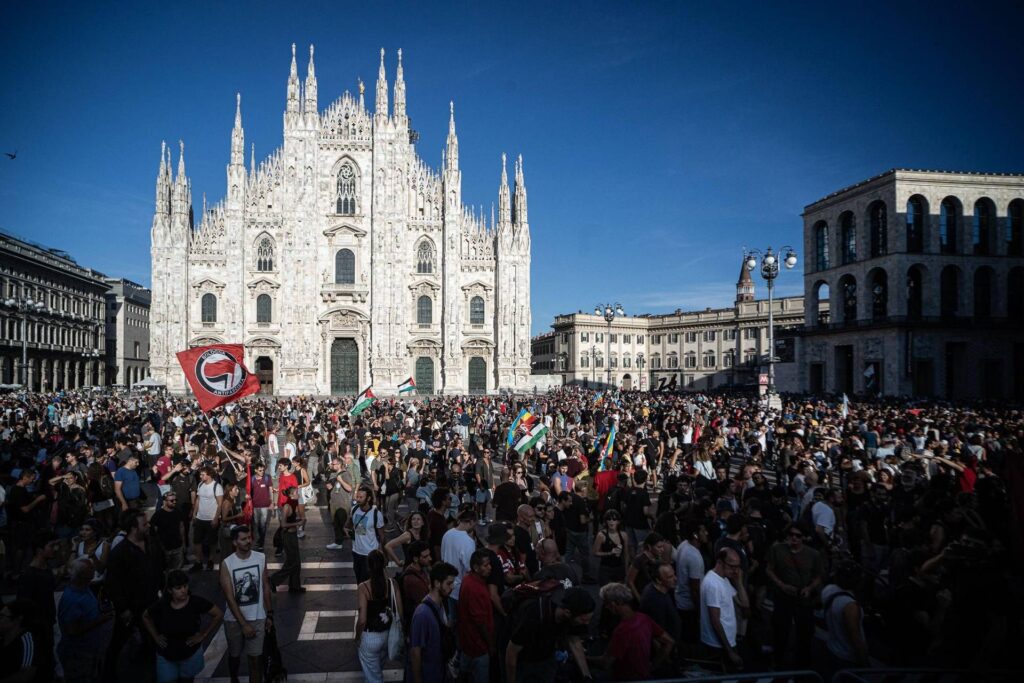 Leconcavallo, en 20 000 à la procession: des pompiers de la Piazza Duomo et des insultes contre Planted