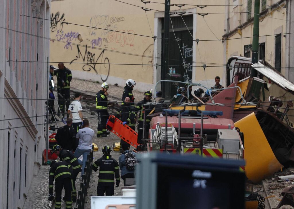 Lisbonne écrase la gloire funiculaire: au moins 15 décès et 18 blessés, il y a aussi un italien