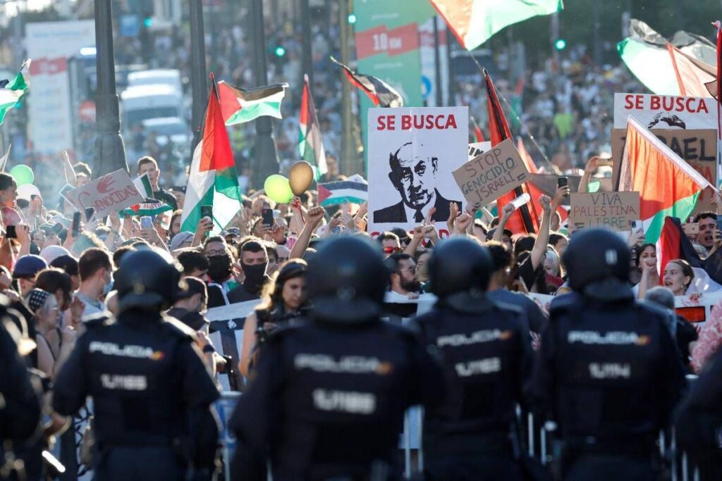 Madrid, propal envahissant invassement: les affrontements et les charges. Dernière étape annulée de Vuelta