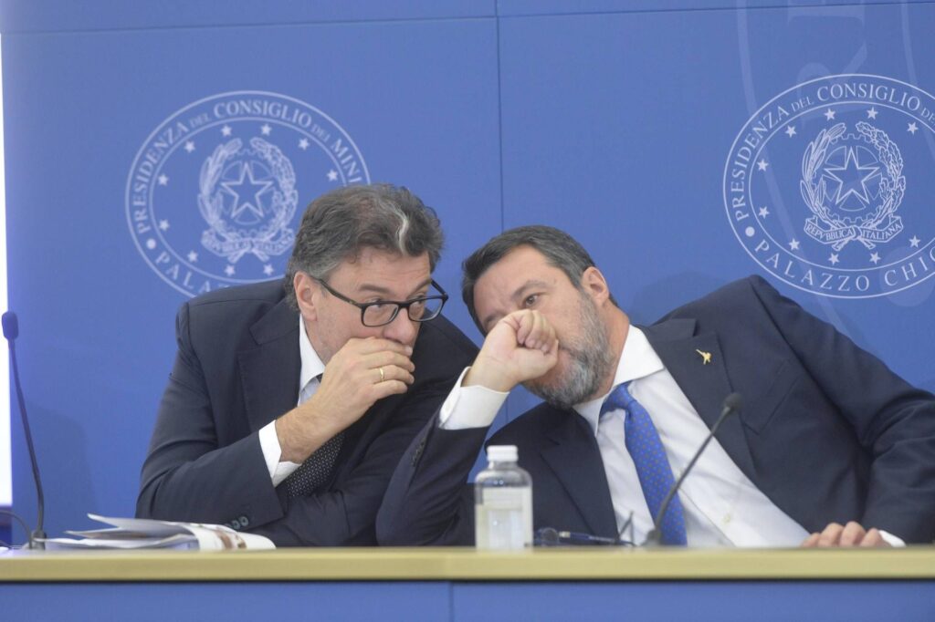 Manœuvre, coupe de tasse cible giorgetti. Salvini revient à «piqûres» les banques