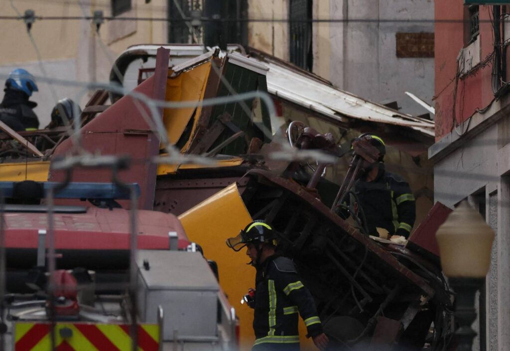 Massacre des touristes à Lisbonne dans l'accident du deuil national et funiculaire au Portugal