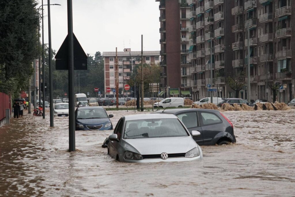 Mauvais temps dans le nord, le Seveso inonde à Milan. Gloads de terrain à Como, une femme dispersée à Alexandrino