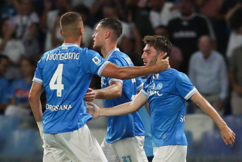 Naples-Pisa 3-2, Conte gagne avec le frisson et vole au sommet du classement