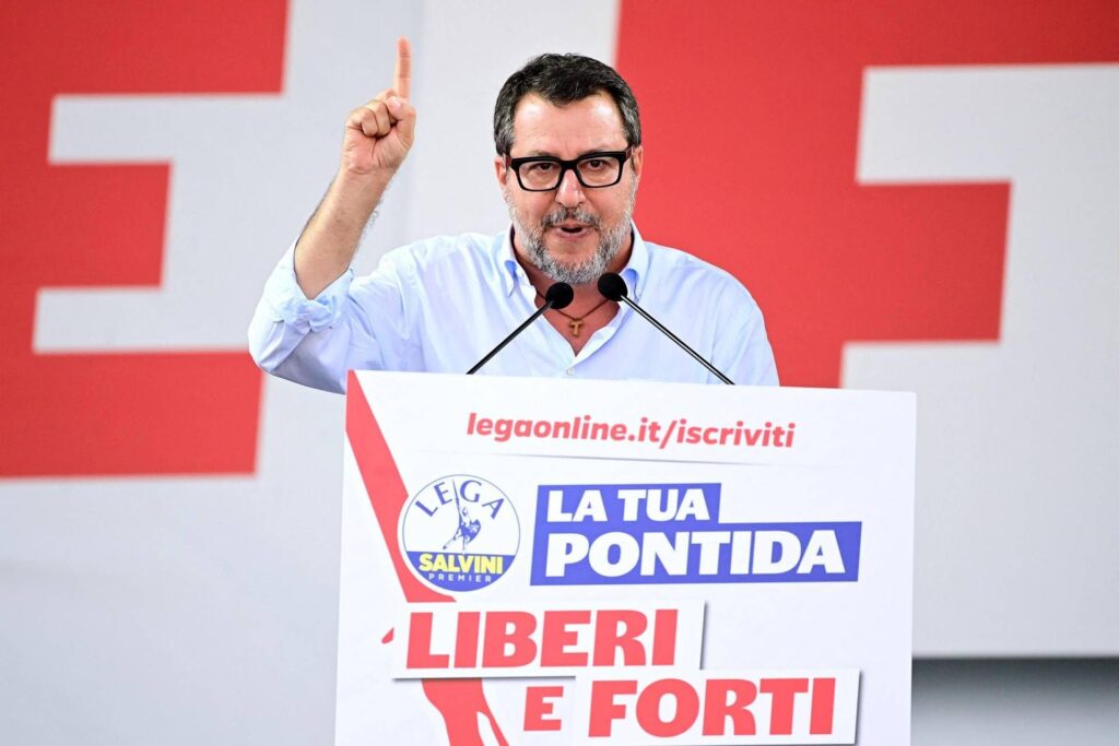Salvini Lights Pontida: "Jamais nos enfants mourir en Ukraine". Hommage à Bossi et citation de Berlusconi