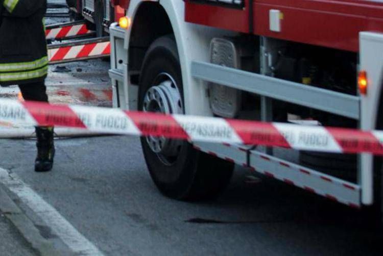 Tir submerge une camionnette ferme pour aider un camping-car sur une fille E45, 8 ans décédée