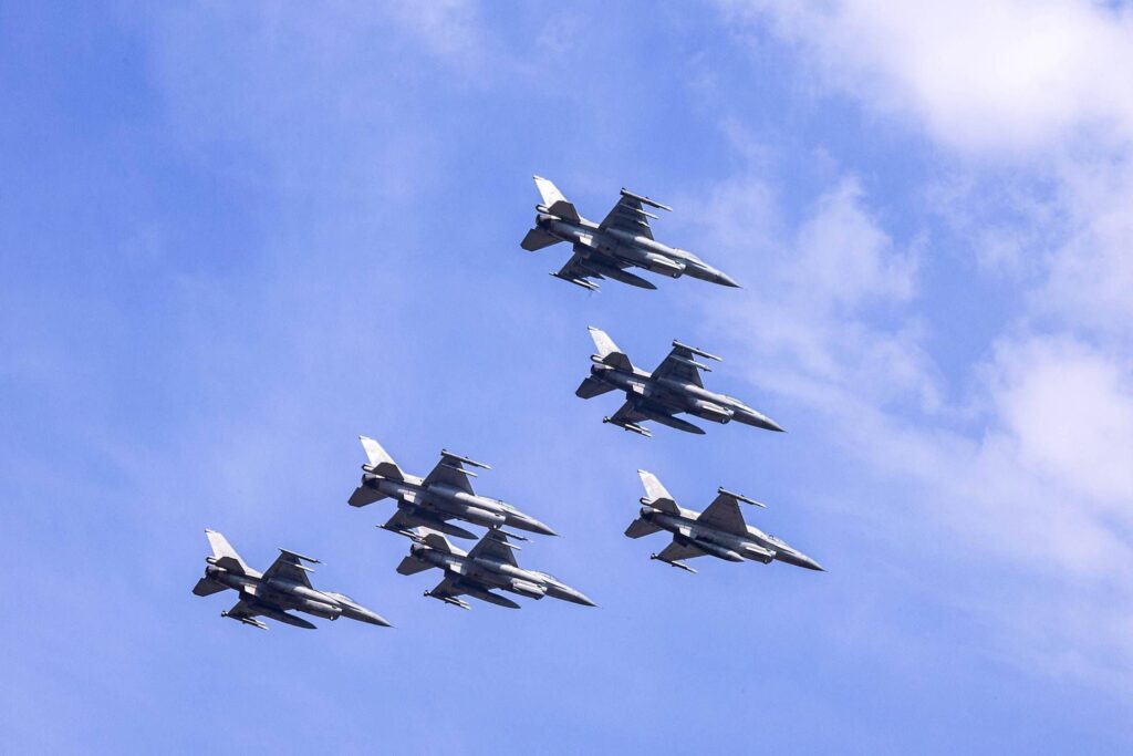 Ukraine, le drone russe borde la Roumanie: deux F-16 et Born Jets en vol