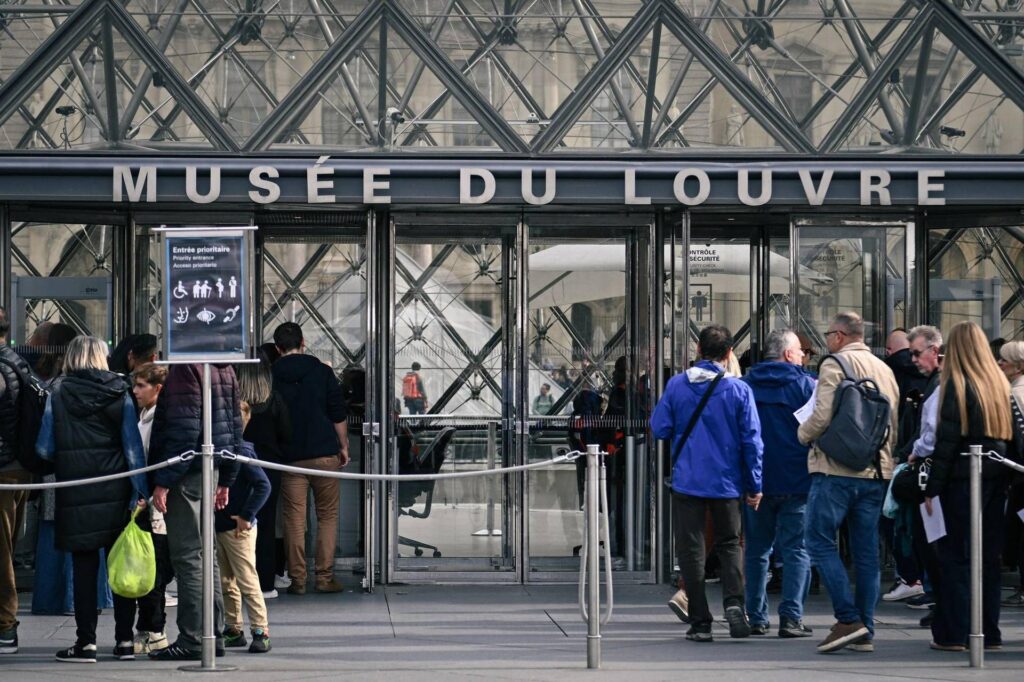 Attaque du Louvre, deux suspects arrêtés pour le vol des joyaux de la couronne