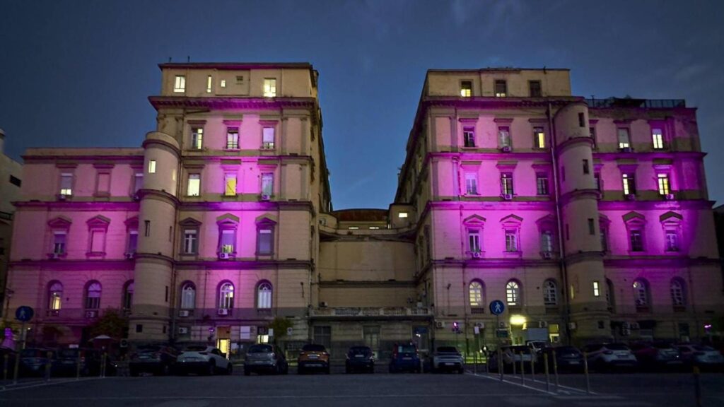 Cancer, au mois de la prévention des femmes, l'Université Vanvitelli devient rose