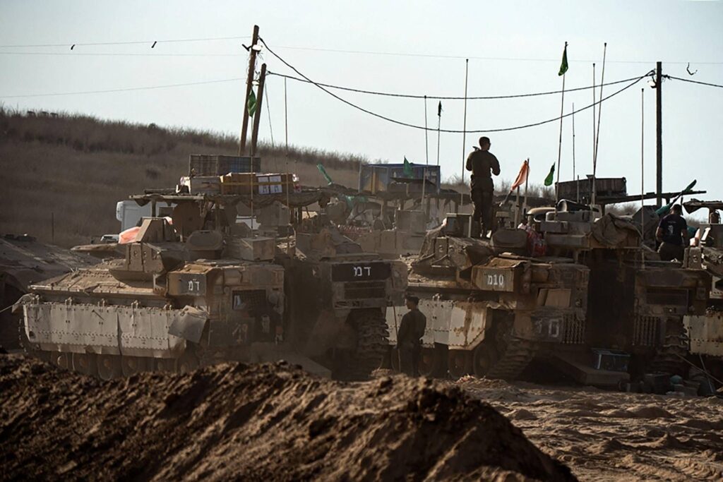 Gaza, OK Israël comme ligne de retraite initiale. Trump empile le Hamas: "Je ne tolérerai pas les retards". Négociations en Égypte