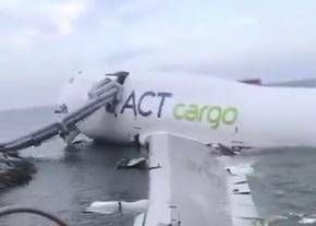 Hong Kong, un avion cargo sort de piste et finit en mer : deux morts