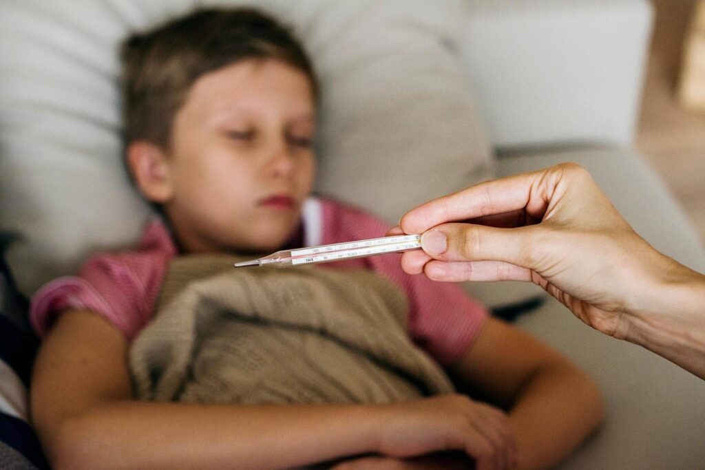 Les enfants et les maladies respiratoires hivernales, comment les traiter et quand s'alarmer