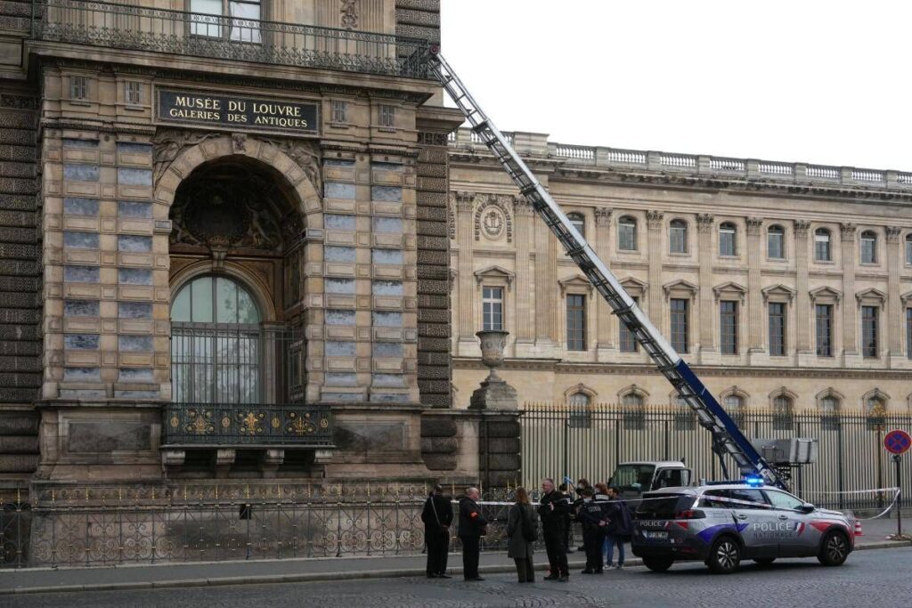 Louvre, le vol du film en 7 minutes. Macron : "Nous récupérerons les bijoux"