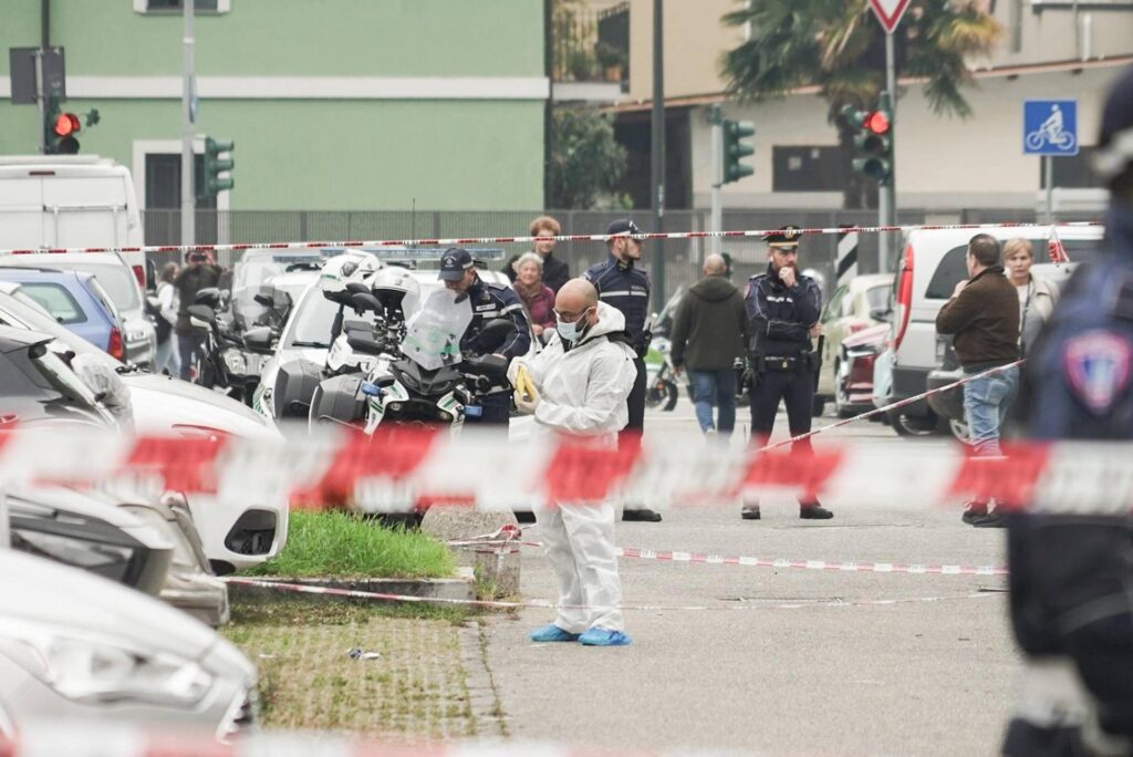 Milan, la femme poignardée au visage et au cou est décédée. Ex-mari arrêté