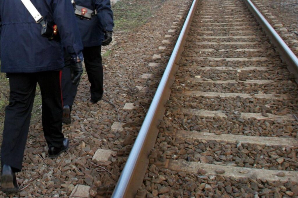 Novara, trois jeunes heurtés par le train: un mort et deux blessés