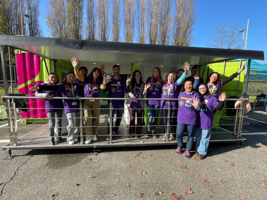 Recherche, jeunes et sujets STEM : deux étapes du laboratoire mobile Curiosity cube en Italie