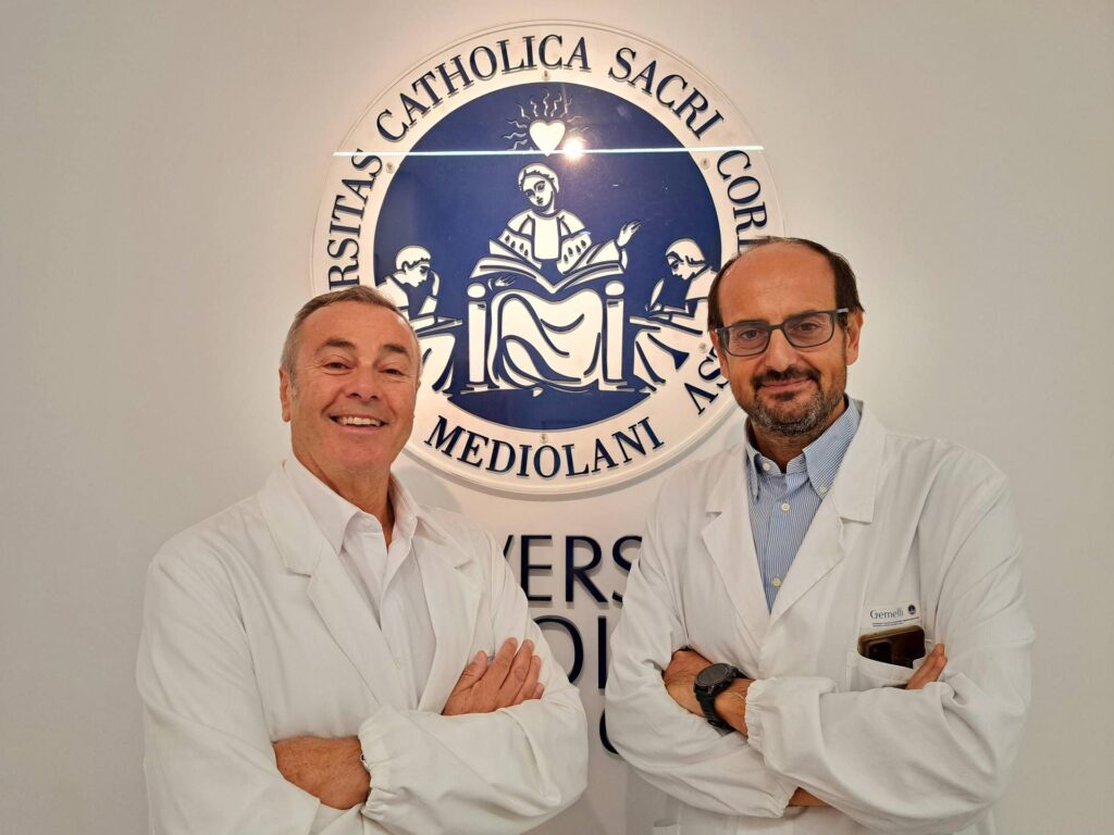 Robot et microscope chirurgical utilisés en tandem, tumeur ultra-rare opérée à la polyclinique Gemelli de Rome