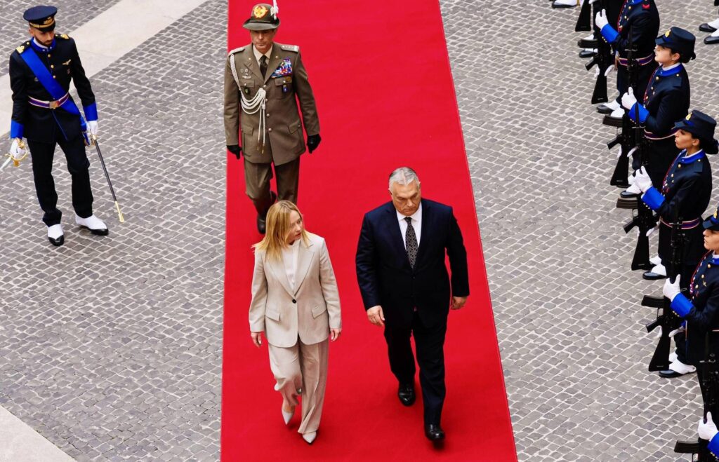 Ukraine, Orban : « Les sanctions contre la Russie sont une erreur, j'irai voir Trump pour en discuter ». La rencontre avec le Pape puis Meloni