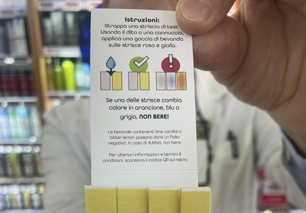 A Rome, il y a un boom dans les pharmacies avec des kits gratuits qui trouvent des médicaments dans les boissons - Vidéo