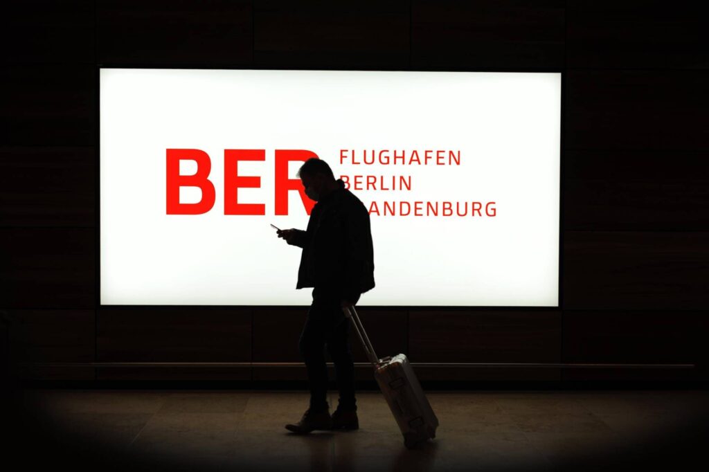 Allemagne, alerte drone à l'aéroport de Berlin : vols suspendus et détournés pendant environ 2 heures