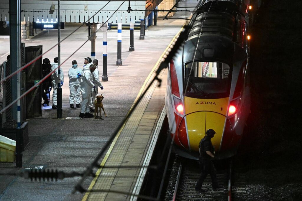 Coup de couteau dans un train, 10 blessés à Huntingdon : neuf sont graves. Il enquête également sur la lutte contre le terrorisme