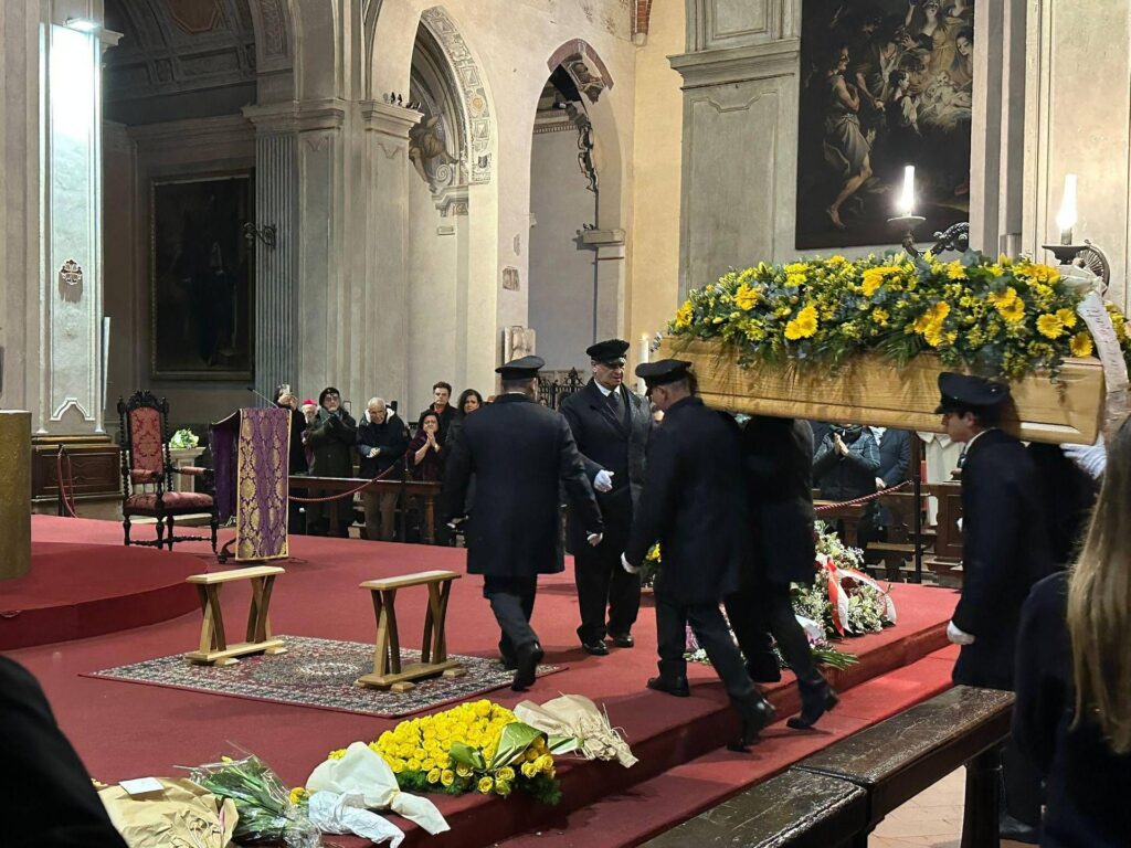 Funérailles d'Ornella Vanoni, le dernier adieu à Milan sous les applaudissements et l'émotion
