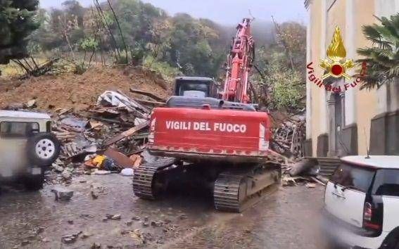 Glissement de terrain dans la région de Gorizia, maison effondrée : une personne sauvée, deux disparus sont recherchés