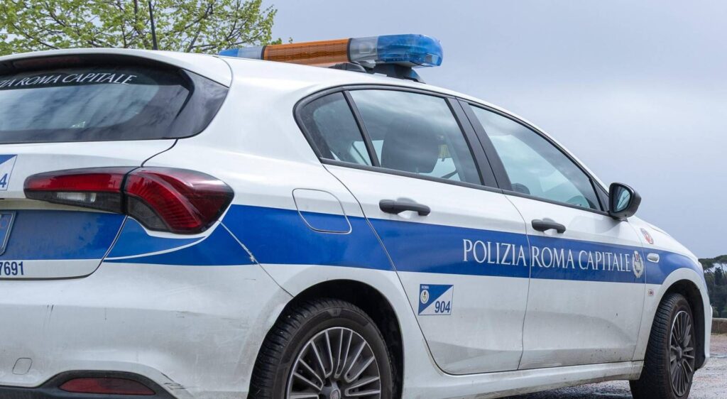 Hospitalisé après une course-poursuite avec la police, il décède à San Filippo Neri : des proches attaquent des voitures devant l'hôpital
