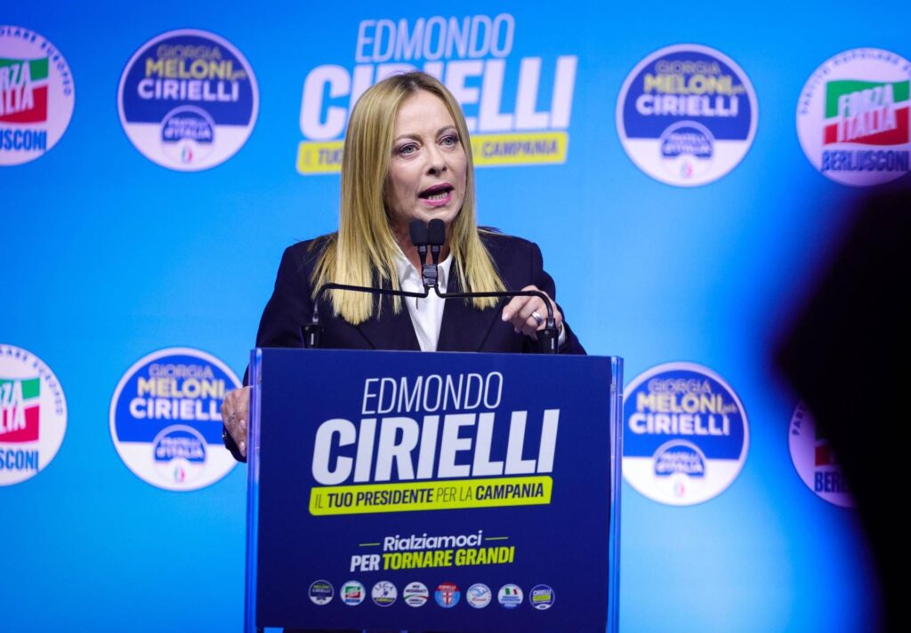 Meloni : "Avec nous, l'Italie est redevenue crédible. Aucune aide pour les riches dans la manœuvre"